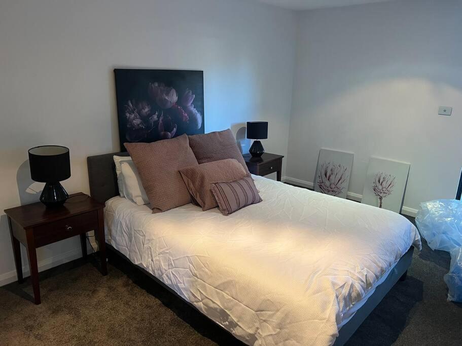 Large Executive 3 Bedroom Yarralumla Экстерьер фото