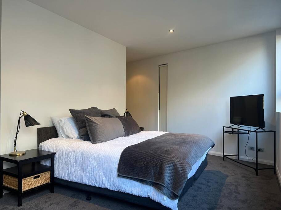 Large Executive 3 Bedroom Yarralumla Экстерьер фото