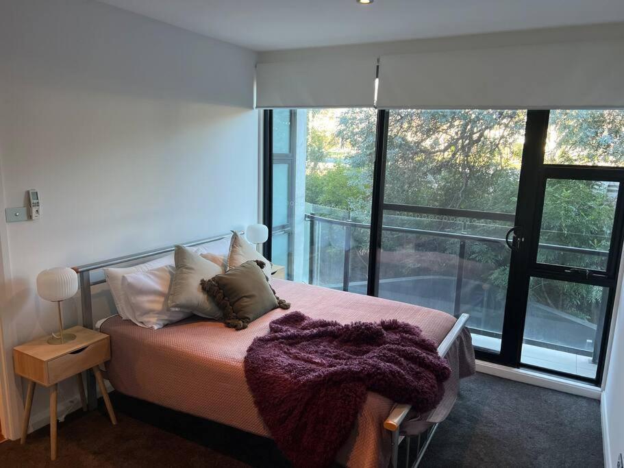 Large Executive 3 Bedroom Yarralumla Экстерьер фото