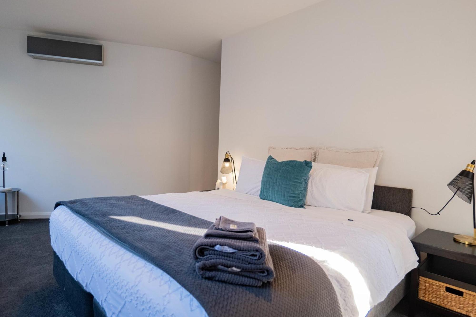 Large Executive 3 Bedroom Yarralumla Экстерьер фото