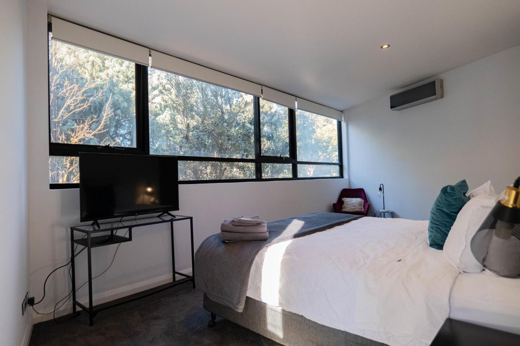 Large Executive 3 Bedroom Yarralumla Экстерьер фото