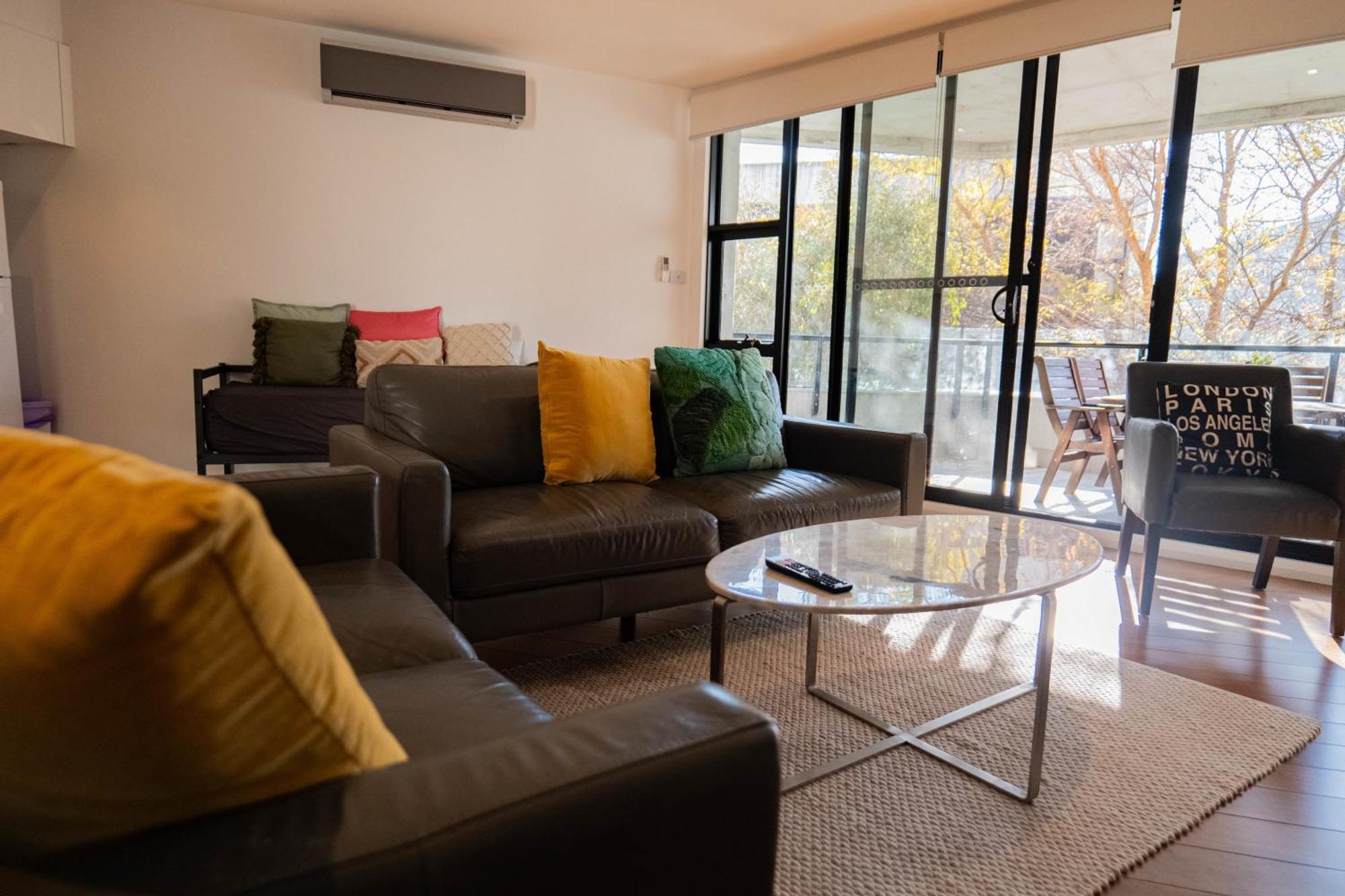 Large Executive 3 Bedroom Yarralumla Экстерьер фото