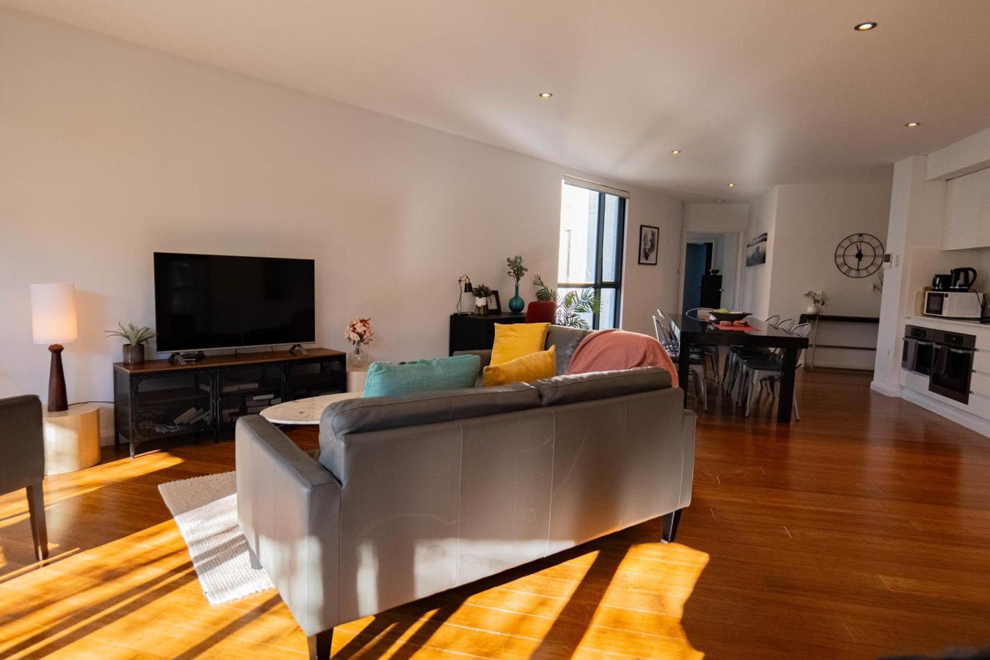 Large Executive 3 Bedroom Yarralumla Экстерьер фото