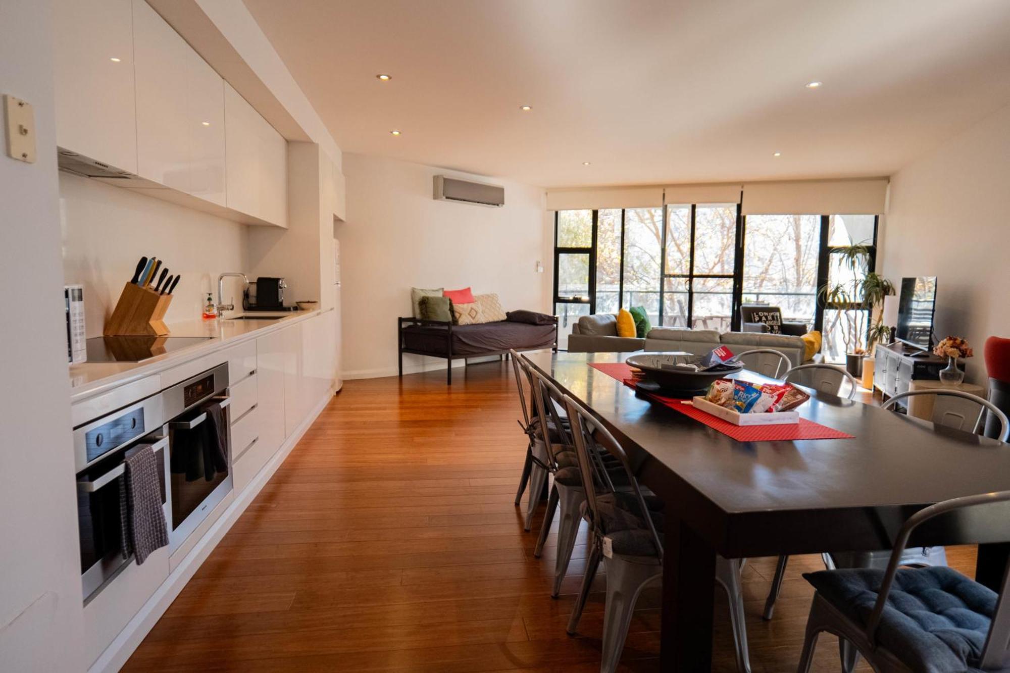 Large Executive 3 Bedroom Yarralumla Экстерьер фото